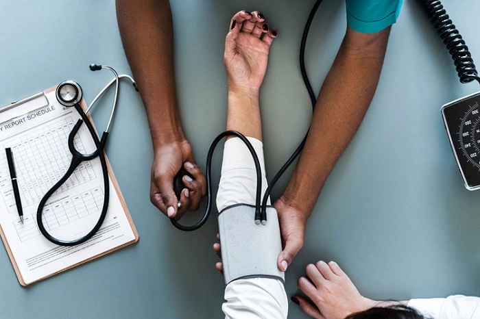 Advantages of a Career as a Nurse Assistant